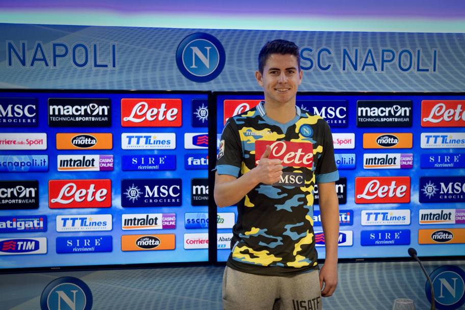 Il brasiliano Jorginho con la nuova maglia mimetica del Napoli. Ansa